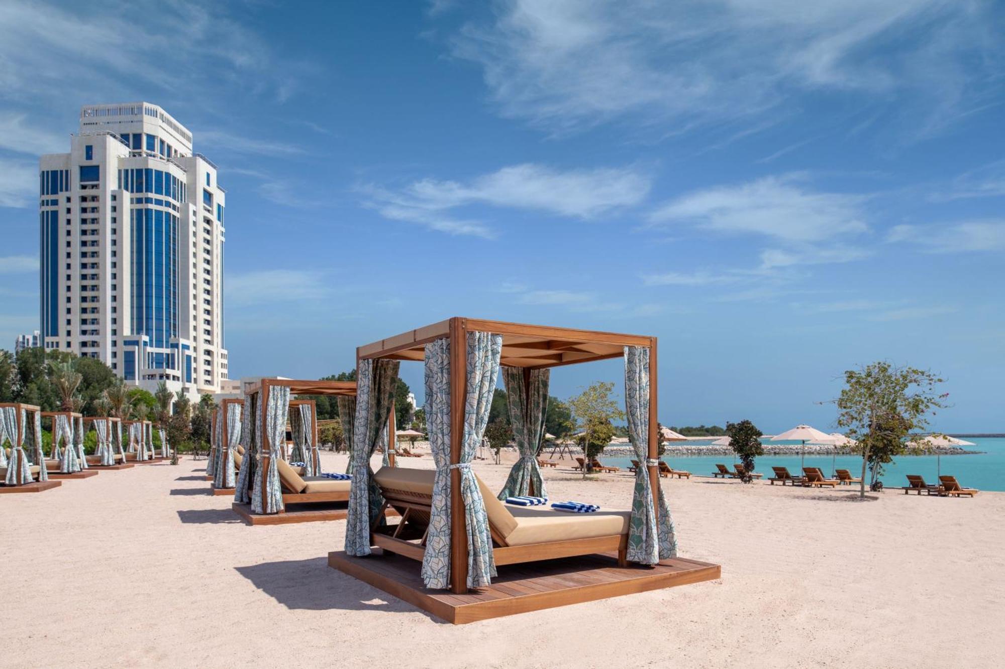 더 리츠 칼튼, 도하 외부 사진 Beach at the hotel