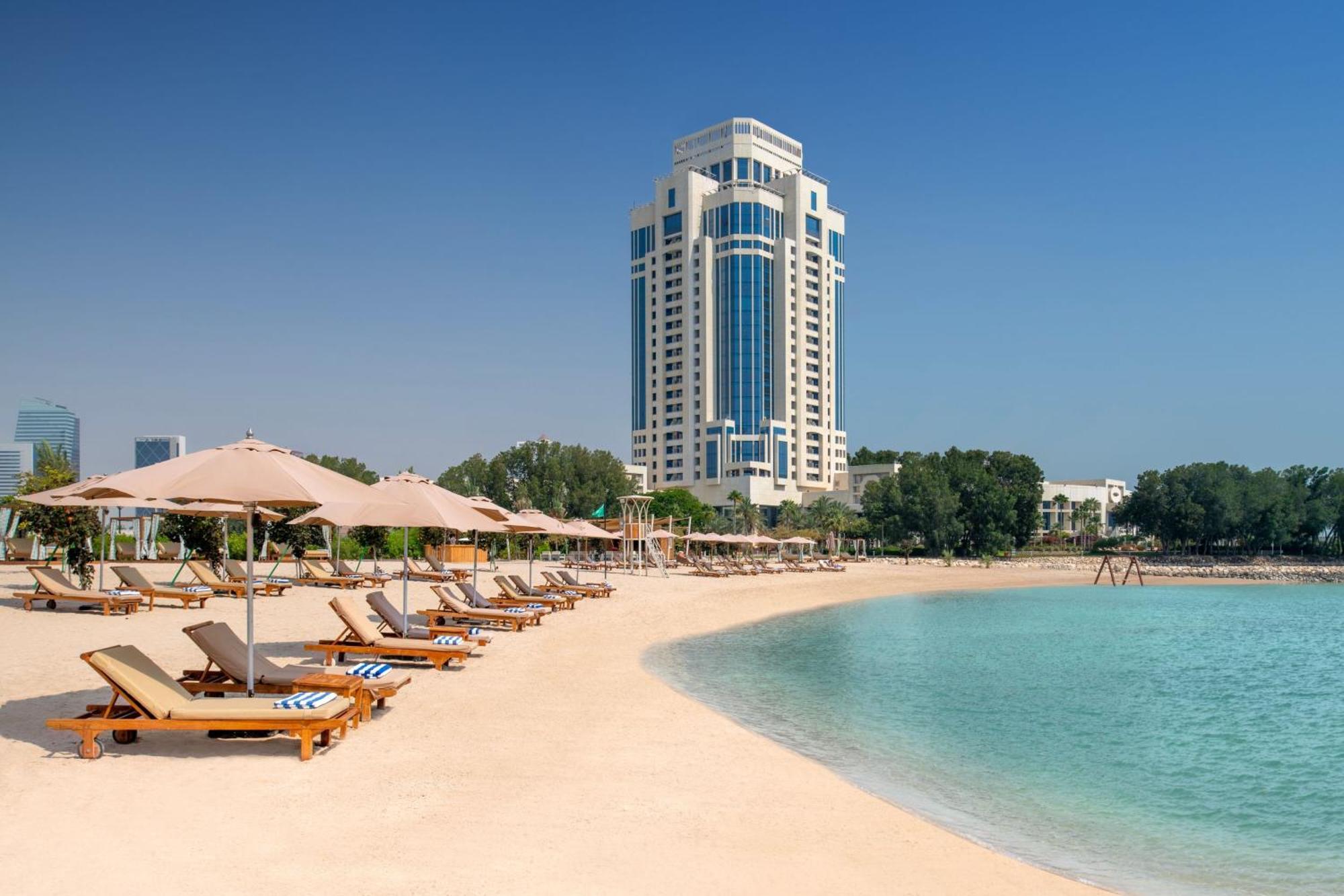 더 리츠 칼튼, 도하 외부 사진 Beach at Jumeirah Beach Hotel